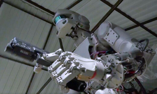 能直立行走，双手持枪射击，战斗民族人形机器人Fedor又添新功能