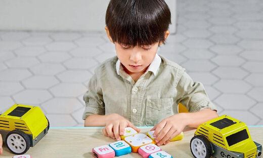 以实物化编程工具为载体，乐芒致力于让少儿编程不再依赖电脑屏幕