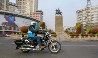 骑着摩托“送”贷款