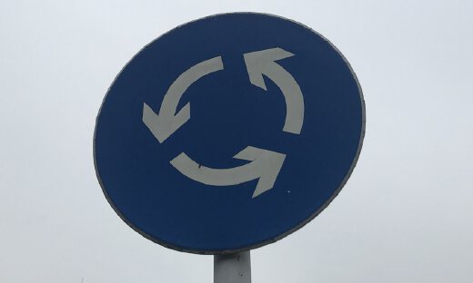 卖房的看上猪、造酒的盯上车…跨出的步子是继续走还是收回？