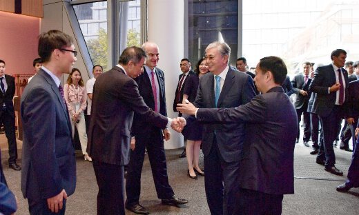 哈萨克斯坦总统：我要请王坚帮我们发展数字经济！