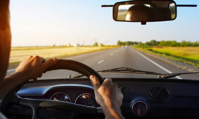 实习司机驾驶共享汽车出行致两人死亡，租车平台“摩范出行”系违规投放