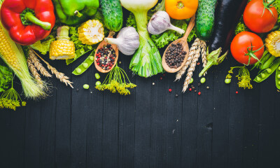 十余名县域加盟商包围美菜总部，拉横幅：“还我血汗钱”