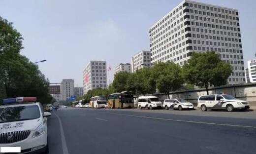 疑因“催收外包”被调查，51信用卡总部被大量警车包围，股价暴跌临时停牌