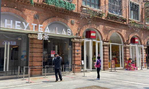 一年关店超600家：重回高端的喜茶，艰难前行的加盟商