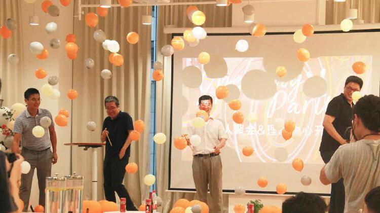 崂山大拇指商圈商用办公，办公位800/月，一价全含拎包办公！