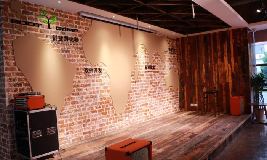 Boot Camp创业孵化器