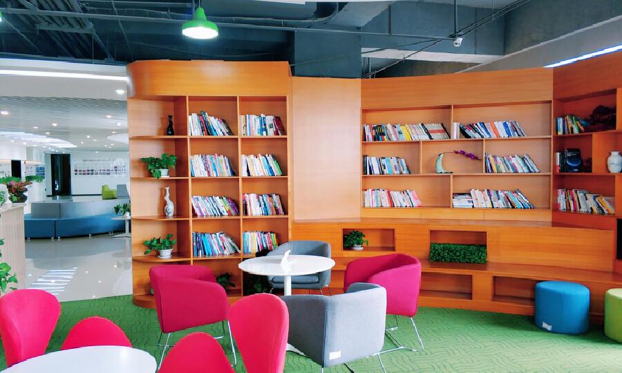 龙岗万国摩天之星孵化器