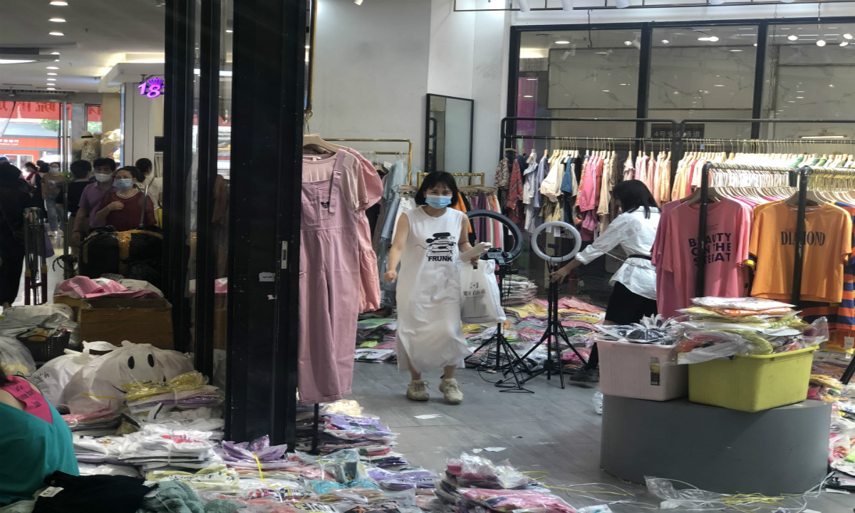 为什么街边服装店还没倒闭？