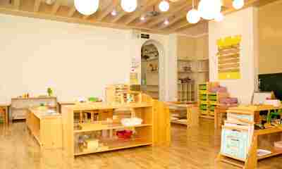 自研0-8岁早教课程体系，妈咪爸比蒙氏早教助力幼儿全面发展