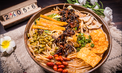 13年餐饮经验为做好一碗螺蛳粉，他两年开店100家复购率超60%