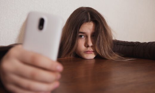 保健品围剿Z世代