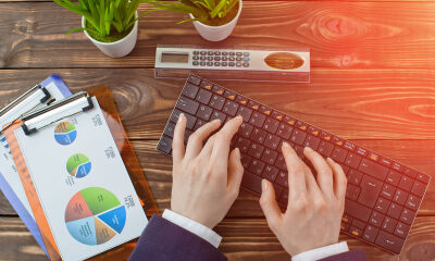 没了工作的中年人，在咖啡馆假装上班