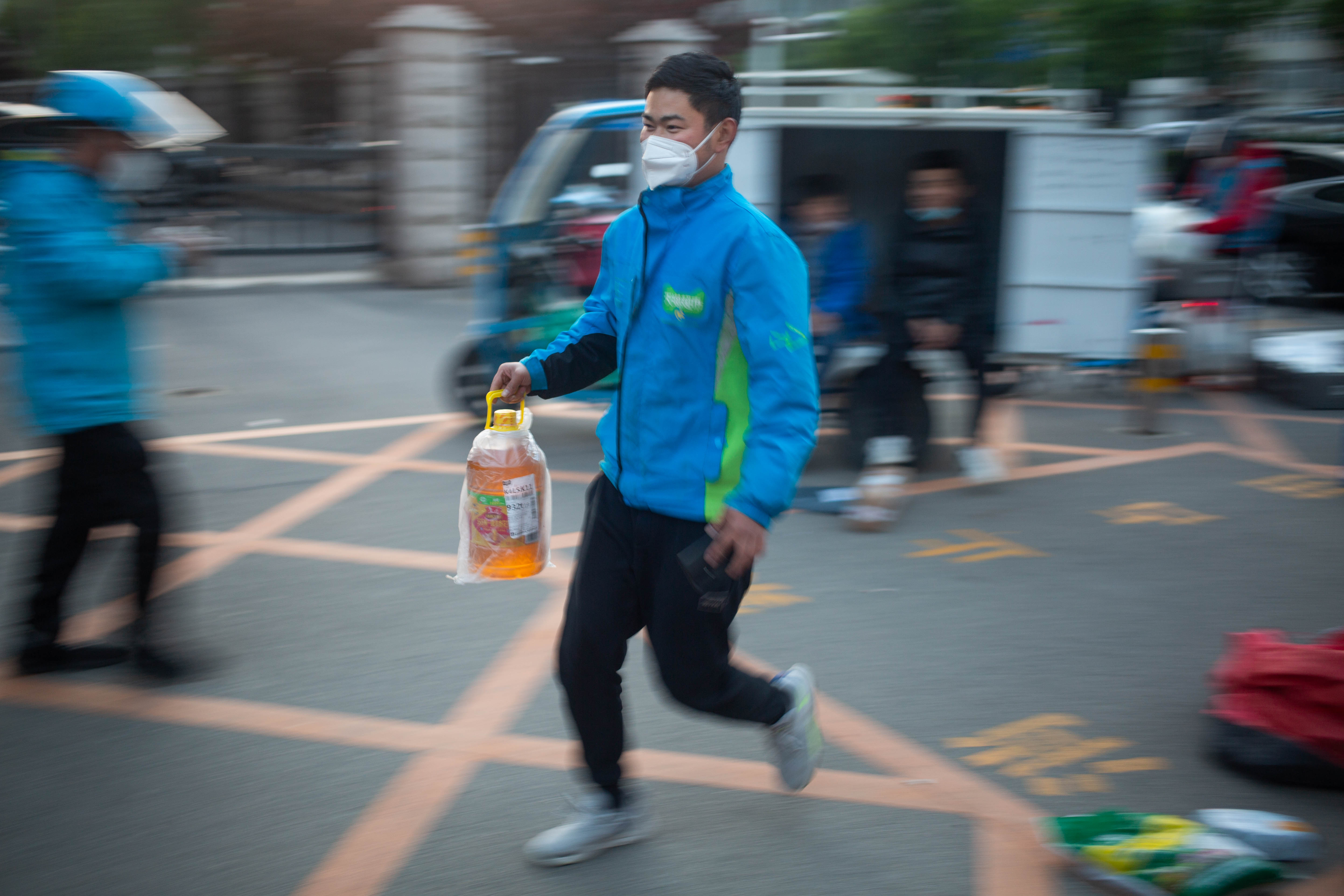 北京封控区的24小时菜鸟快递站：18人一周送达70吨生活物资