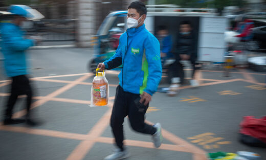 北京封控区的24小时菜鸟快递站：18人一周送达70吨生活物资
