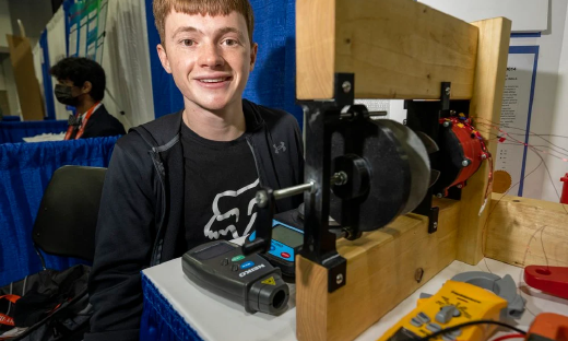 17岁天才少年手搓电机：不用稀土磁铁，效能提高30%，获奖52万