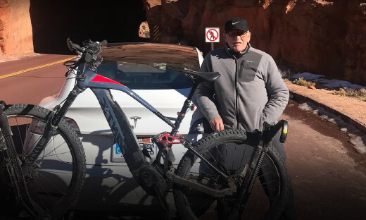 我82岁，开特斯拉最新版FSD跑长途，发现这些槽点