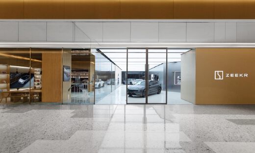 上市一年，极氪猛踩“刹车”