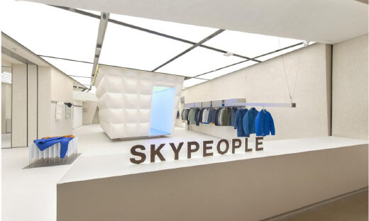 定价3000-7200元，SKYPEOPLE为职场新生代定制精品羽绒服