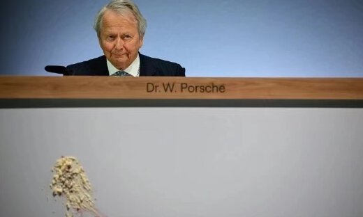 突发！大众汽车董事长险被蛋糕袭击