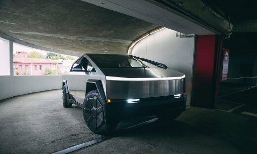 马斯克开着Cybertruck兜风，答应网友加炮塔，量产难题真要解决了