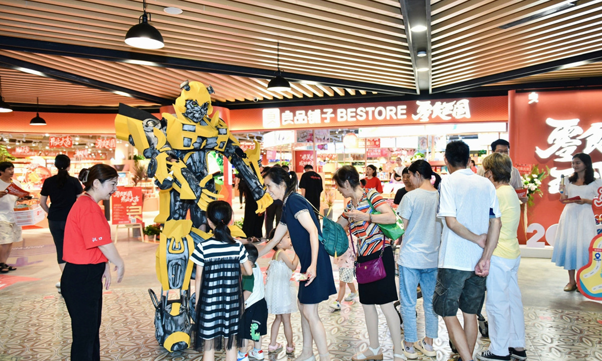 良品铺子全国最大门店武汉开业，超1200平米3000余款零食打造城市新地标