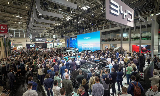 王传福“踢馆”德国车展，海豹卖到40万元！中欧车企开启大乱斗