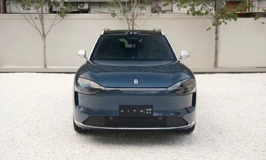 华为科技集大成！问界M9内饰曝光，三巨屏+豪华精装，移动大客厅