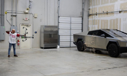 抽雪茄，喝烈酒，马斯克最新采访整活儿，还拿复合弓暴测皮卡