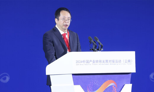 周鸿祎出席中国产业转移发展对接活动（云南） 以人工智能赋能云南承接产业转移