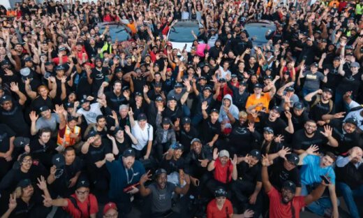 马斯克“金手铐”曝光：至少面9轮，底薪低于同行，高股票留人心