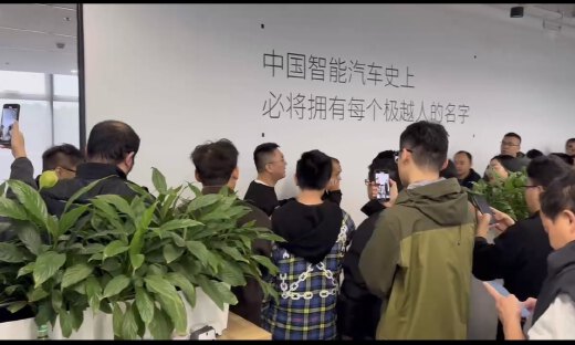 极越社死一幕：CEO被堵墙角，员工爆粗口维权，品牌迅速崩盘