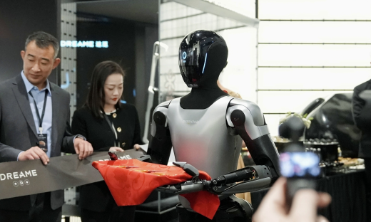 魔法原子人形机器人MagicBot空降南京德基广场进店打工，显著提升门店运营效率