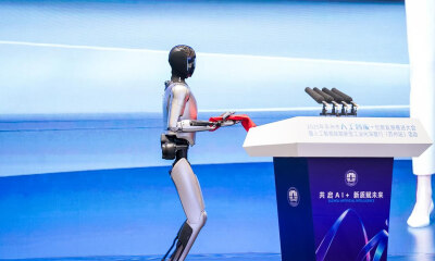 魔法原子亮相“人工智能+”创新发展推进大会 人形机器人MagicBot为中科院院士献聘书