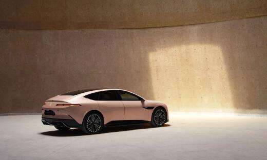 “界字辈”等风来，华为300人驻场阿维塔，鸿蒙智行：与我无关