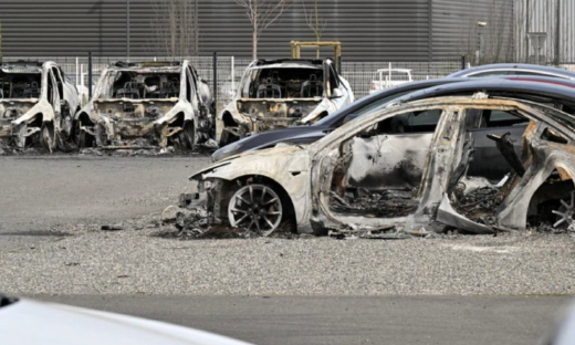 马斯克越风光，特斯拉跌得越厉害