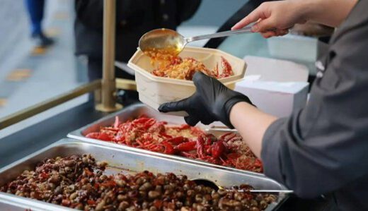 拼好饭带来的巨大单量，为千万小店“拼”出希望