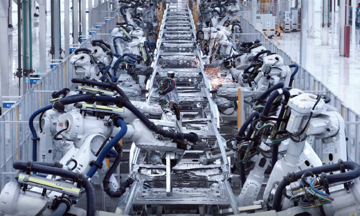 有钱不赚比亚迪，半年砸了300亿