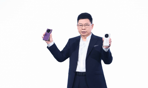 HUAWEI Mate XTs 非凡大师登场，华为成业界唯一推进商用三折叠手机的品牌