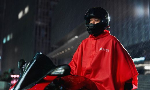 骑手关怀再升级，京东外卖为全职骑手免费配置专属红雨衣
