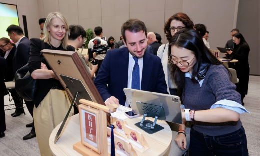 12国外交官组团体验阿里千问APP：60秒生成PPT惊艳全场