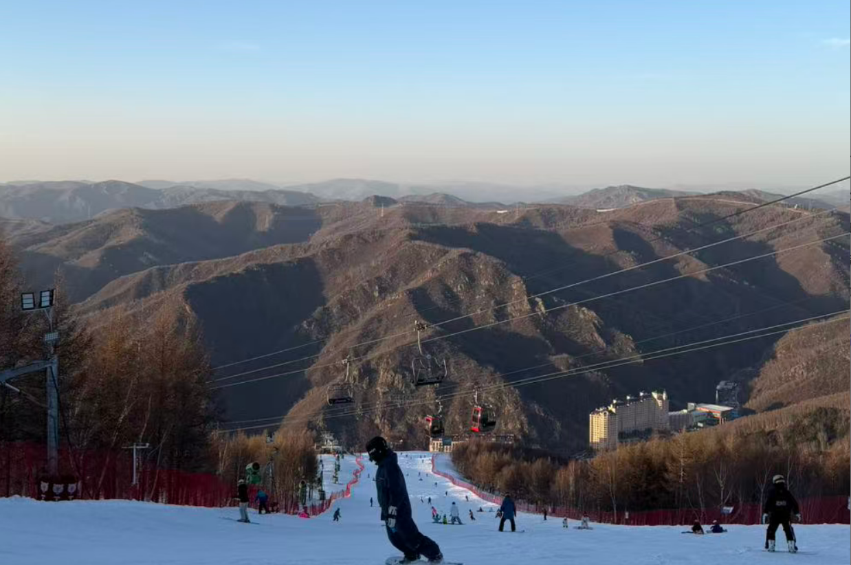 不买只租、专盯折扣：年轻人用“聪明消费”玩转滑雪