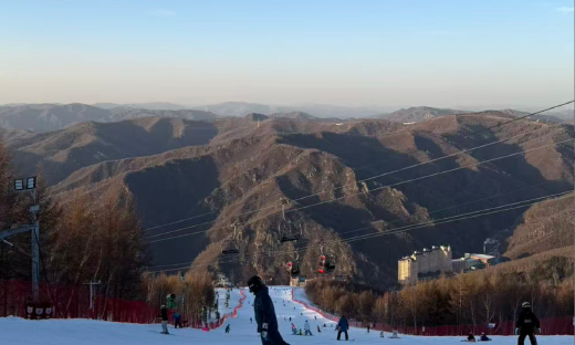 不买只租、专盯折扣：年轻人用“聪明消费”玩转滑雪