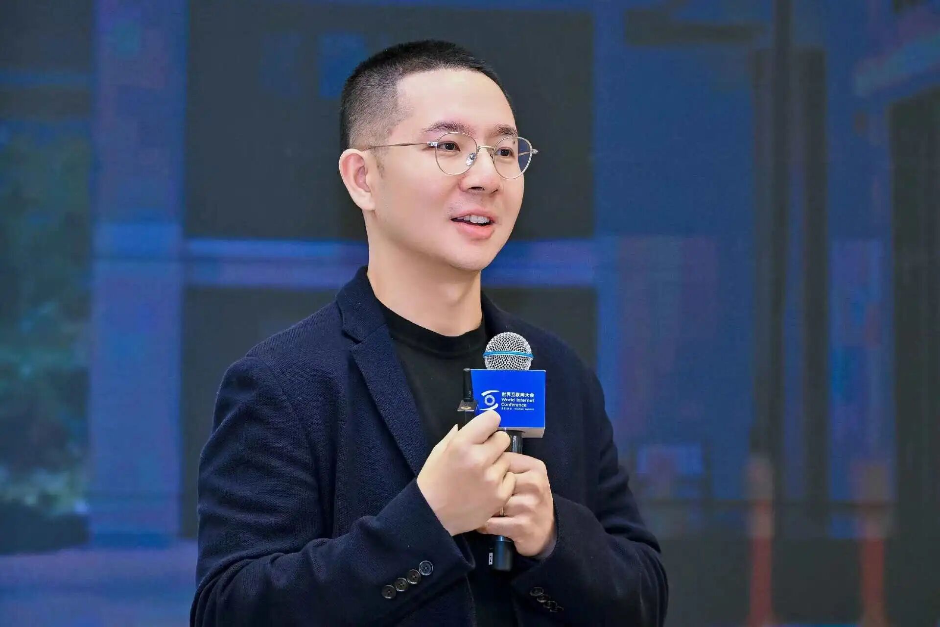 左手千里右手阶跃，姚班大神印奇，启动马斯克式物理AI布局